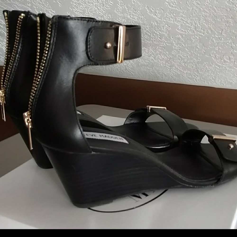 Steve Madden Wedges in Black. Narissa style.